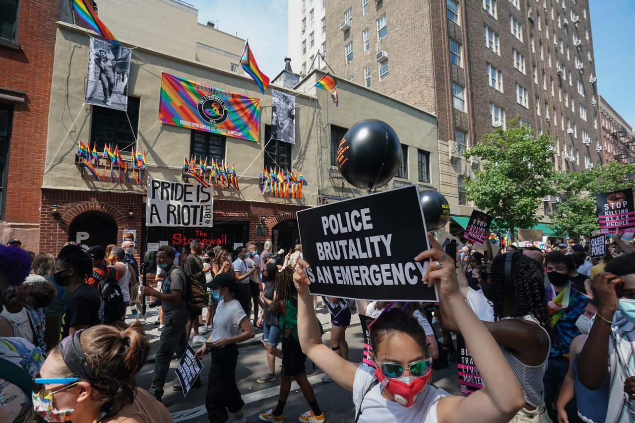 Miles de personas de la comunidad LGBTQ y otros grupos protestaron contra el racismo y para que se reduzca el presupuesto de la policía.
