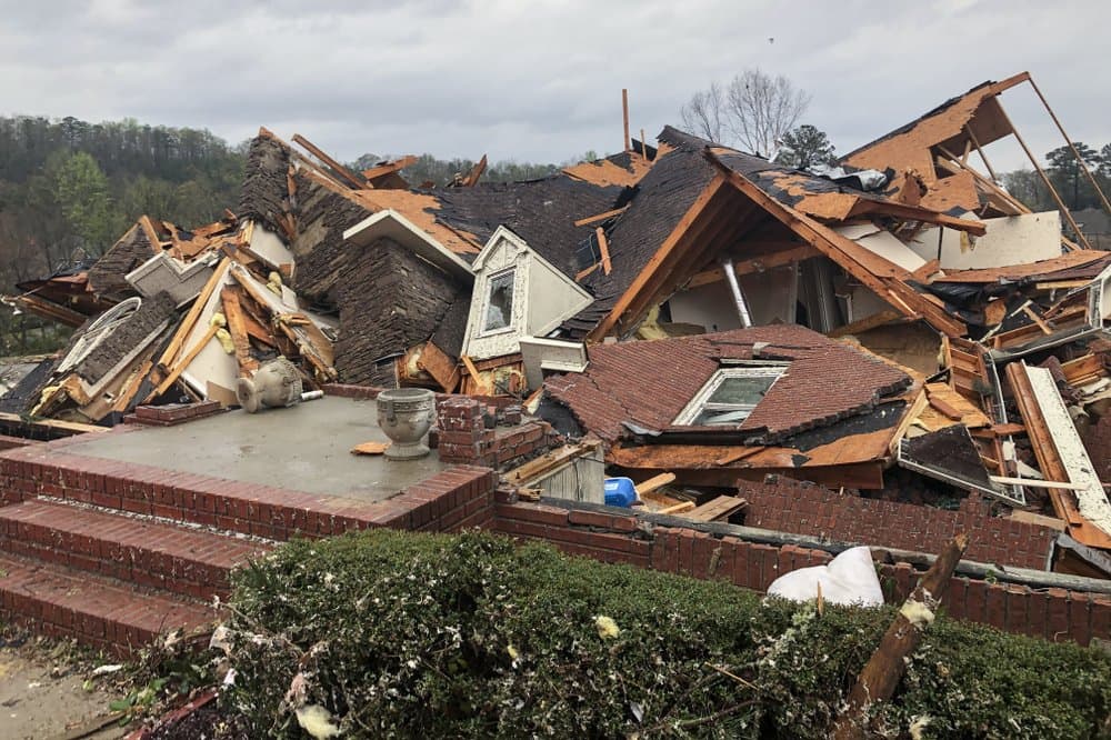 Los fallecimientos confirmados ocurrieron en el condado de Calhoun, en la parte este del estado, donde uno de varios tornados se generó a partir de
<a href="https://apnews.com/article/alabama-tornadoes-floods-nashville-storms-048e162c5485195722d5c2971ae505d1/gallery/9d427b3f3e0a4e3a84f5df0b3db6d402" target="_blank">una “supercélula” de tormentas que después avanzó hacia Georgia</a>, dijo el meteorólogo John De Block, del Servicio Nacional de Meteorología de Birmingham, citado por la AP.