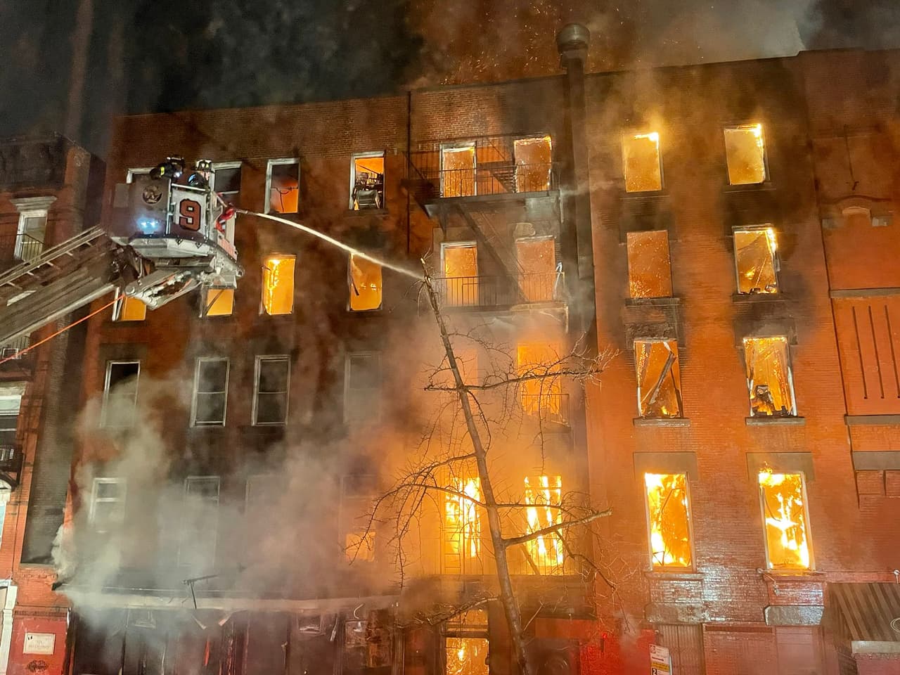 Un total de casi 200 bomberos de 44 unidades respondieron al fuego.