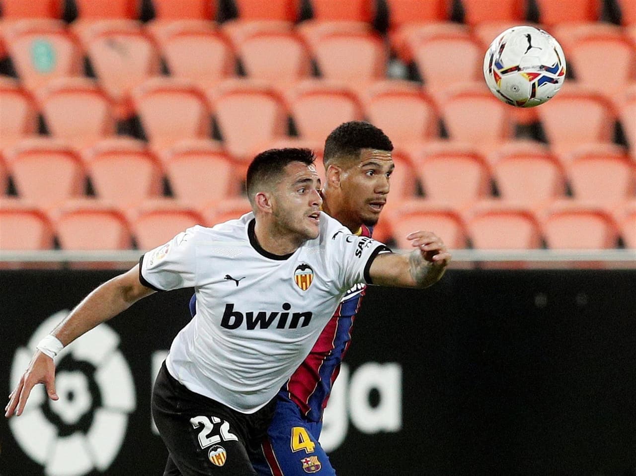 Barcelona derrota al Valencia 3-2 durante la Jornada 34 de LaLiga. Gabriel Bautista abrió el marcador para los locales, pero Lionel Messi con doblete, seguido de Antoine Griezmann, pusieron arriba a los culés, sin embargo ya al filo del partido, Carlos Soler anotó el segundo tanto para los 'ches'.