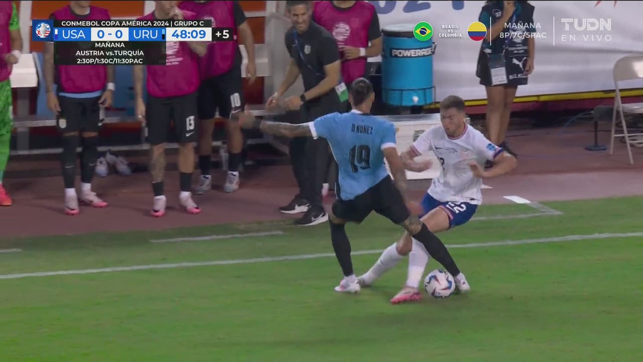 ¡Ya parece ring en lugar de cancha! Dura patada de Darwin a Scally