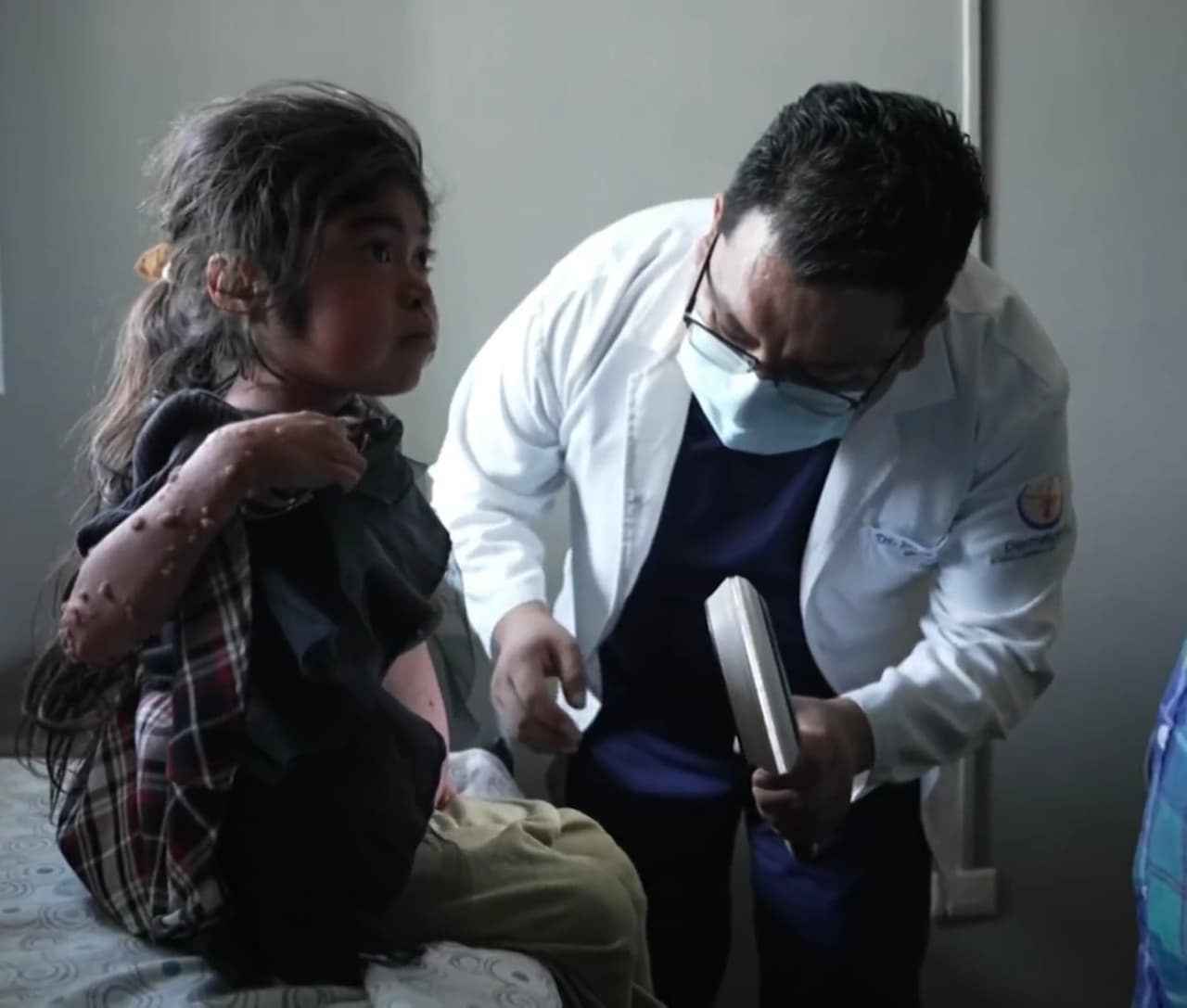 Las niñas tuvieron la oportunidad de visitar un doctor quien las revisó con cuidado y comprobó sus males. “La talla que tienen no corresponde a su edad y es un problema crónico que hay que atender constantemente con un seguimiento”.
<br>