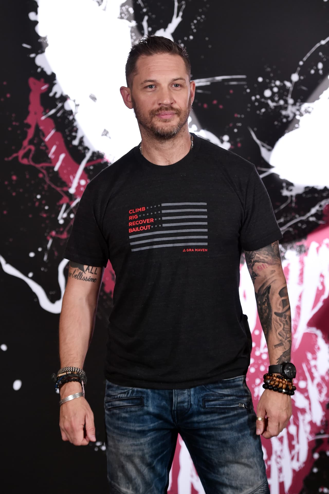 A lo largo de su trayectoria actoral, Tom ha participado en diversos proyectos como ‘Bronson’, ‘Mad Max’, ‘Legend’, ‘Taboo’ e ‘Inception’, donde compartió pantalla con celebridades como Leonardo DiCaprio, Will Poulter y Forrest Goodluck.