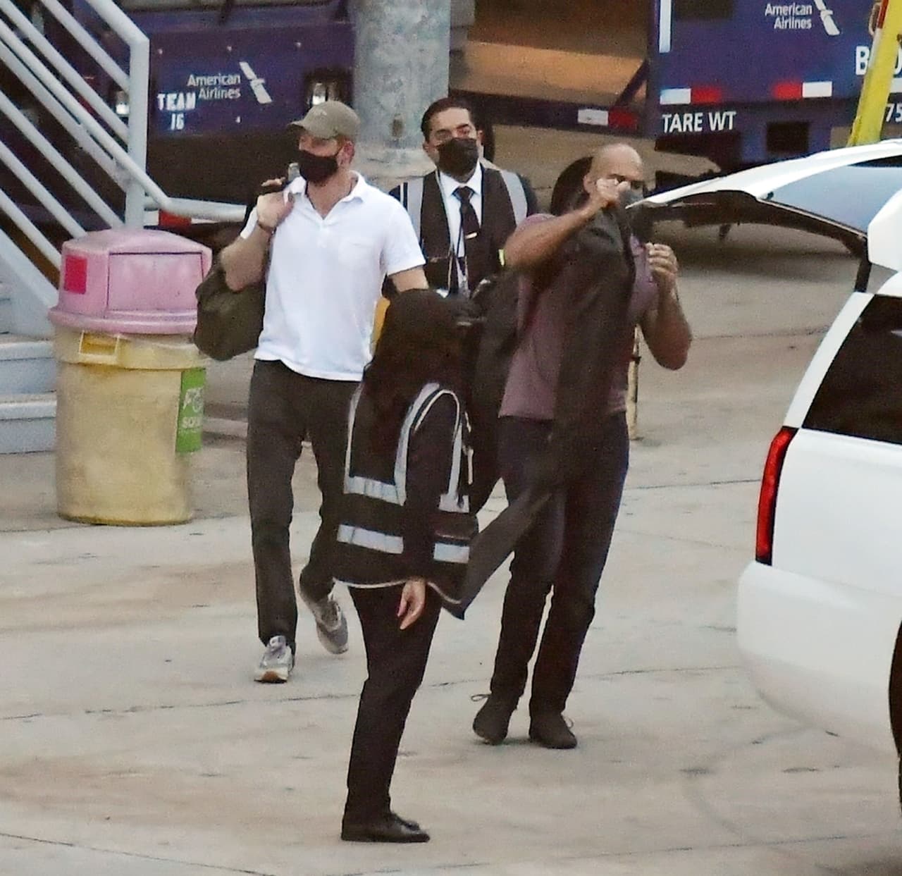 El Daily Mail asentó que hubo rumores sobre un "almuerzo de chicos" entre el príncipe Harry y antiguos amigos de la escuela y del ejército mientras estuvo en su tierra natal. 
<br>