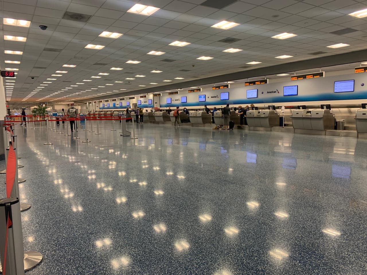 El aeropuerto sigue las medidas de distanciamiento social para prevenir el coronavirus, incluidas en la orden ejecutiva de la primera fase de reapertura del condado, firmada por el alcalde Carlos Gimenez.
<br>