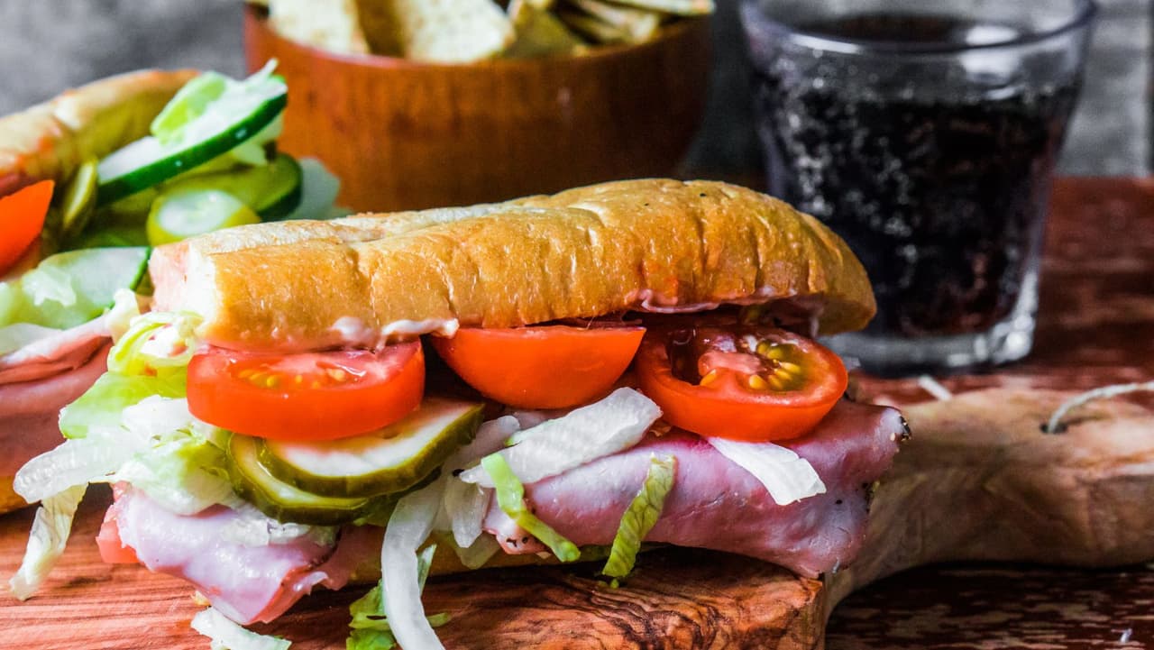 Los 
<b>hoagies</b> son muy apreciados por casi todos los residentes de Pensilvania porque son extremadamente personalizables. Se creía que el hoagie nació en Filadelfia durante la era de la Primera Guerra Mundial cuando los inmigrantes italianos que trabajaban en los astilleros comenzaron a hacerlo.
<br>
