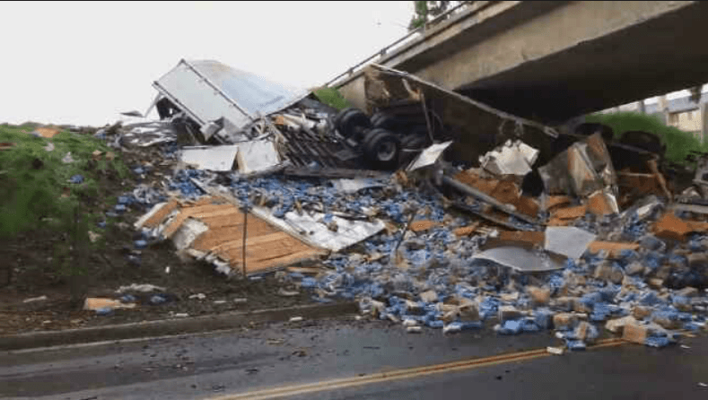 Volcamiento de camión repleto de cervezas cierra obligó el cierre de la rampa de acceso a la autopista 10 en West Covina esta mañana.