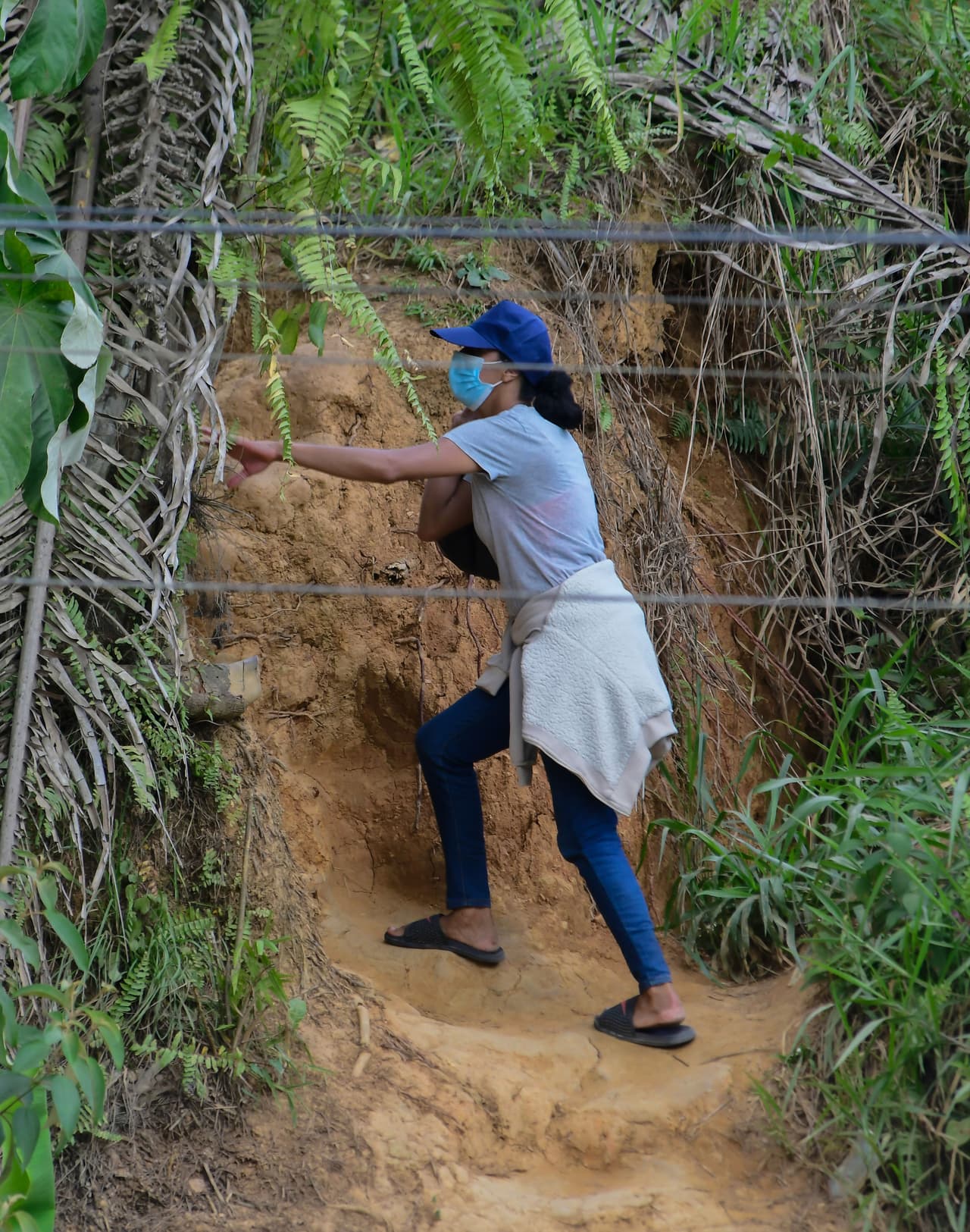 Esta mujer intenta cruzar de Honduras a Guatemala a través de los llamados "puntos ciegos" de la frontera. Este último grupo de migrantes hondureños relativamente pequeño pareció disolverse antes de llegar a la frontera con Guatemala en un día en el que la vicepresidenta
<a href="https://www.univision.com/temas/kamala-harris">Kamala Harris</a> habló con el presidente guatemalteco
<a href="https://www.univision.com/noticias/america-latina/giammattei-toma-las-riendas-de-guatemala-bajo-amenaza-de-las-pandillas">Alejandro Giammattei</a> sobre cuestiones de migración.