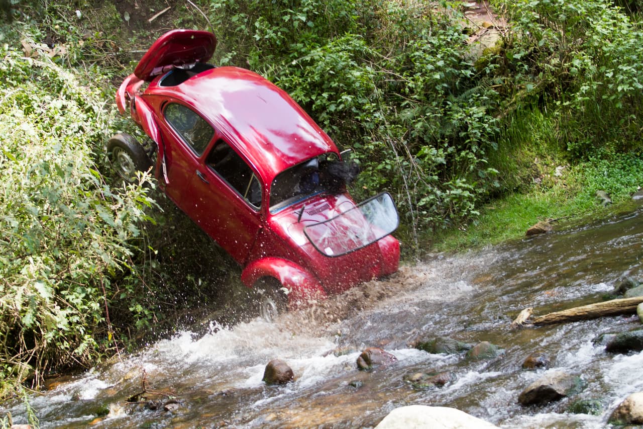 Su carro cayó por un barranco y quedaron a merced de la justicia.