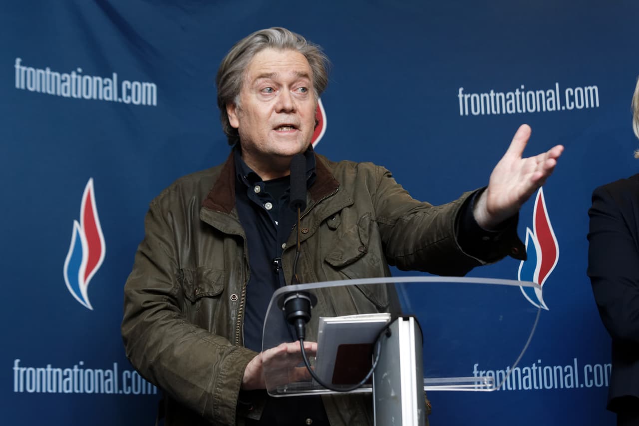 "Racistas" y "xenófobos", dos medallas que Steve Bannon aconseja llevar con orgullo a los nacionalistas de Francia