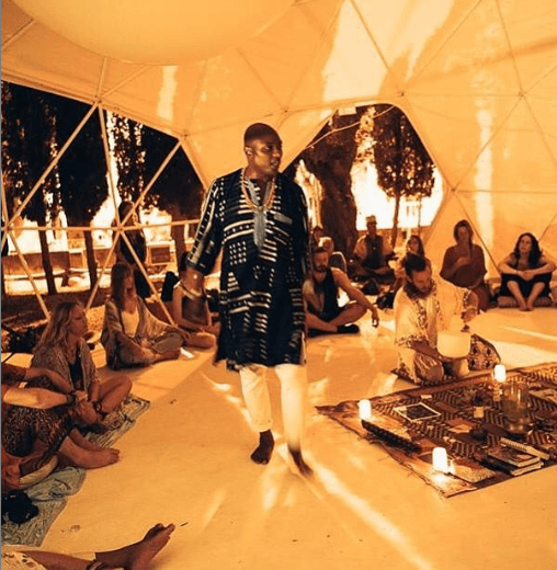 Cuando comenzaron el romance, él quería mudarse a Noruega, pero cuando estuvo ahí en 2019 y recibió las fuertes críticas por su noviazo, prefirió no hacerlo. Además, la pandemia y la muerte del exesposo de su novia le dificultaron las cosas. 
<br>