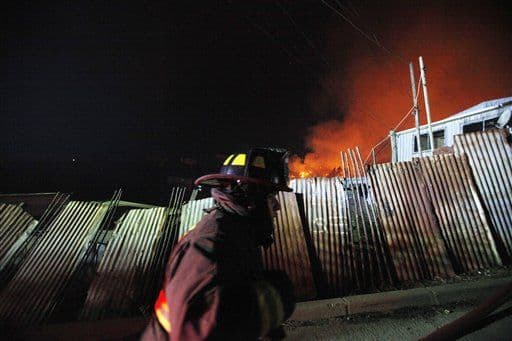 Unas 400 viviendas se encontraban en riesgo de ser consumidas por las llamas durante la noche del domingo y madrugada del lunes.