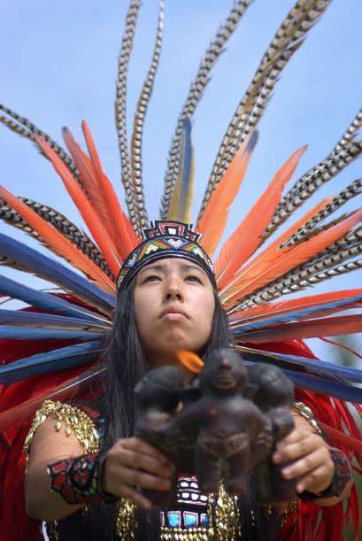 Ya seas hombre o mujer, puedes usar un atuendo prehispánico, que también es muy patriota.