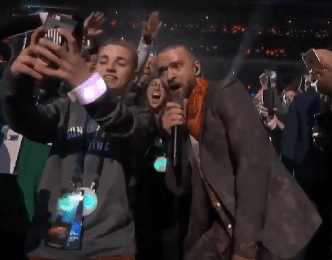 Casi al final de su presentación Justin Timberlake comenzó a interactuar con el público mientras interpretaba 'Can't Stop the Feeling', en ese momento se acercó al pequeño de séptimo grado (quien sostenía su celular en la mano) y le hizo el ademán para tomarse una selfie.