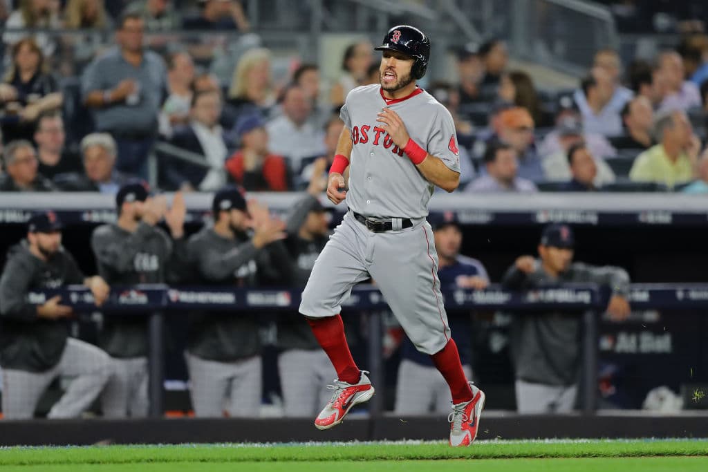 Y vendría una tercera carrera para los Red Sox. Ian Kinsler timbró en la registradora para poner la pizarra 3-0 gracias a un sencillo de Eduardo Núñez al izquierdo. Yankee Stadium estaba acallado.