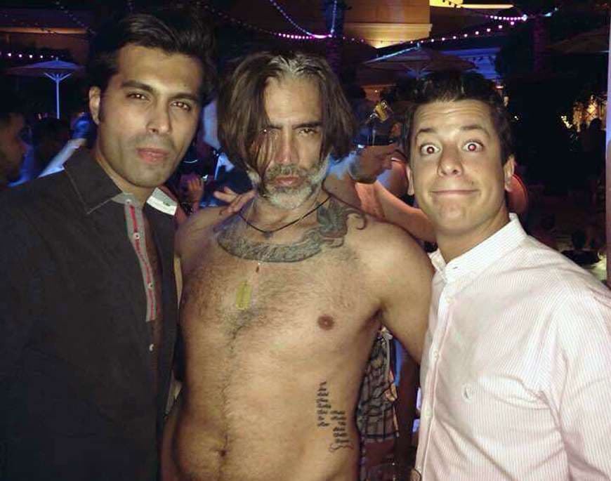 Tristemente, esta no es la primera vez que se le ha visto al cantante mexicano abusar del alcohol, ya que en el 2016 también acaparó miradas con una foto semidesnudo y subido de copas en Las Vegas.