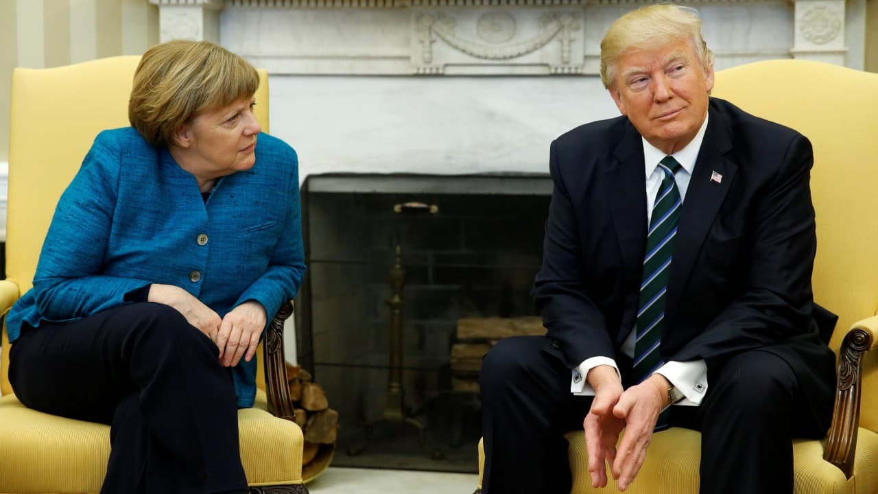 El momento en el que Donald Trump no le da la mano a Angela Merkel