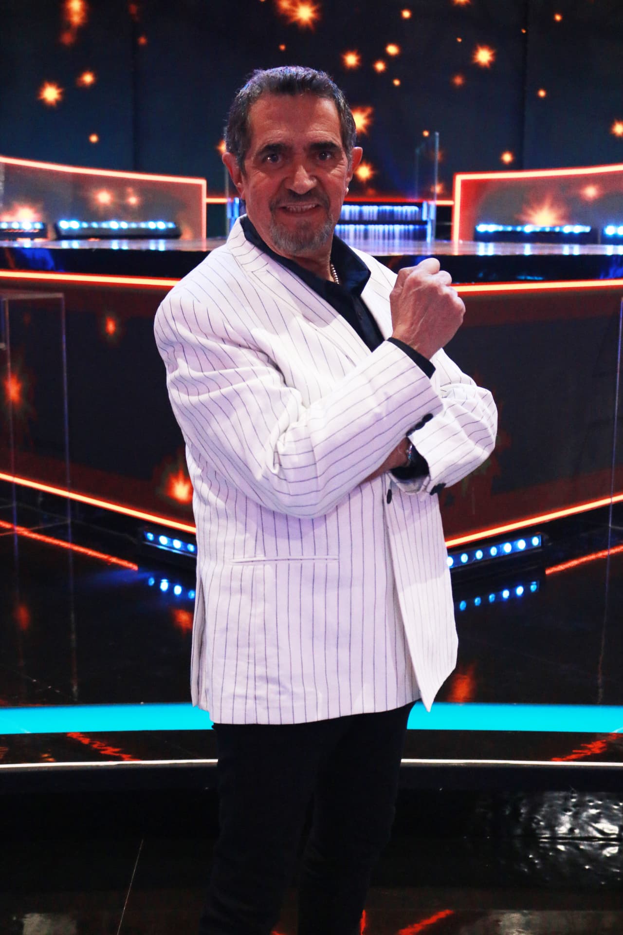 Siempre lo vemos en tenis y pantalones slim fit. Aquí hasta no recordó a Don Johnson en la serie 'Miami Vice'.