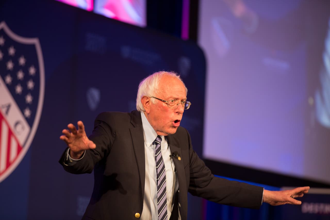 Sanders dijo que en 12 años el daño causado al planeta por el cambio climático será irreversible. “En vez de gastar dinero en armas podemos usar nuestros recursos y usarlos conjuntamente para luchar contra nuestro enemigo común que es el cambio climático”, agregó. De los cuatro participantes fue el que más
<b> </b>fustigó a Trump lo tildó de "racista" y "xenófobo".