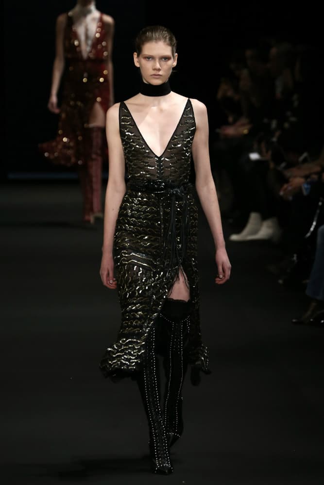 Turtleneck Dickie. Una de las prendas favoritas para cubrirte del frío es el cuello de tortuga. Para este año, dicha pieza se llevó sufrió una transformación ultra cool, separándose por completo de la prenda y llevándose como una versión nueva de 'choker'. ¡Llévalo de noche! Luce súper 'stylish' y cambia el clásico collar por un dickie, propuesta de Altuzarra para una velada elegante.