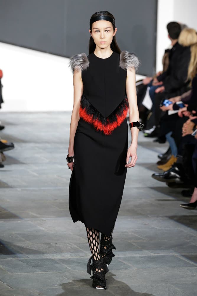 Medias. Hace algunos años, las medias eran un 'must' y ahora vuelven a serlo. Ya sea que las prefieras sobrias o con tejidos o estampados arriesgados —como Versace y Saint Laurent—, ahora tendrás un acento más para dar a tu 'outfit' un toque original y 'edgy'. Sky is the limit!