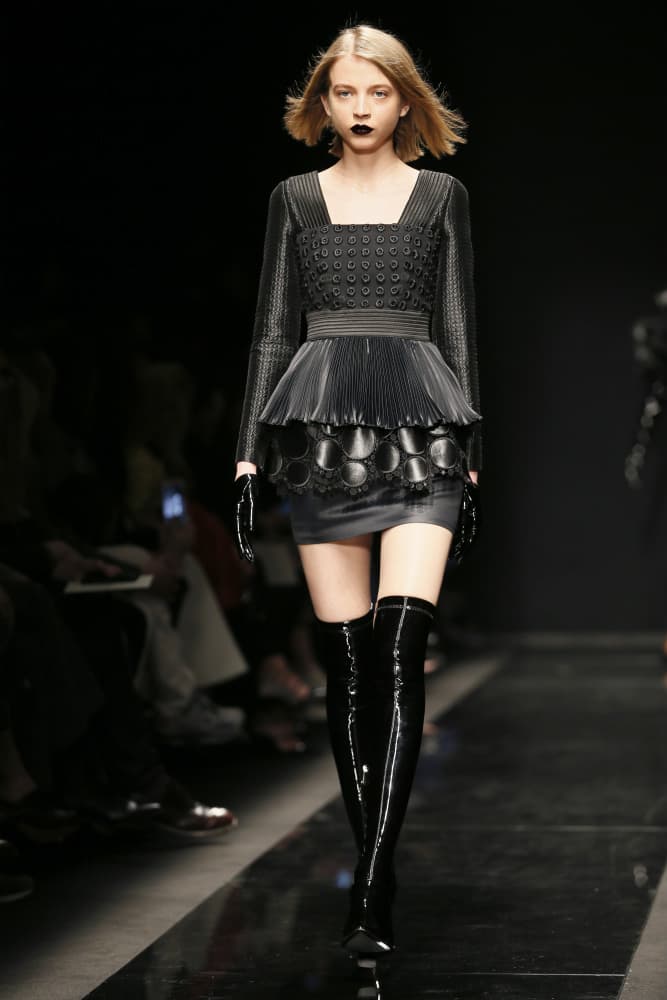 High Boots. ¿Recuerdas esa memorable escena de "Devil Wears Prada"? Las botas por encima de la rodilla que hicieron lucir a Andy Sachs —personaje interpretado por Anne Hathaway— como toda una 'glamazone', son otro estilo de zapato protagonista del otoño. La mejor aliada para lucir esta prenda como toda una experta, es una falda corta que muestre un poco de piel.