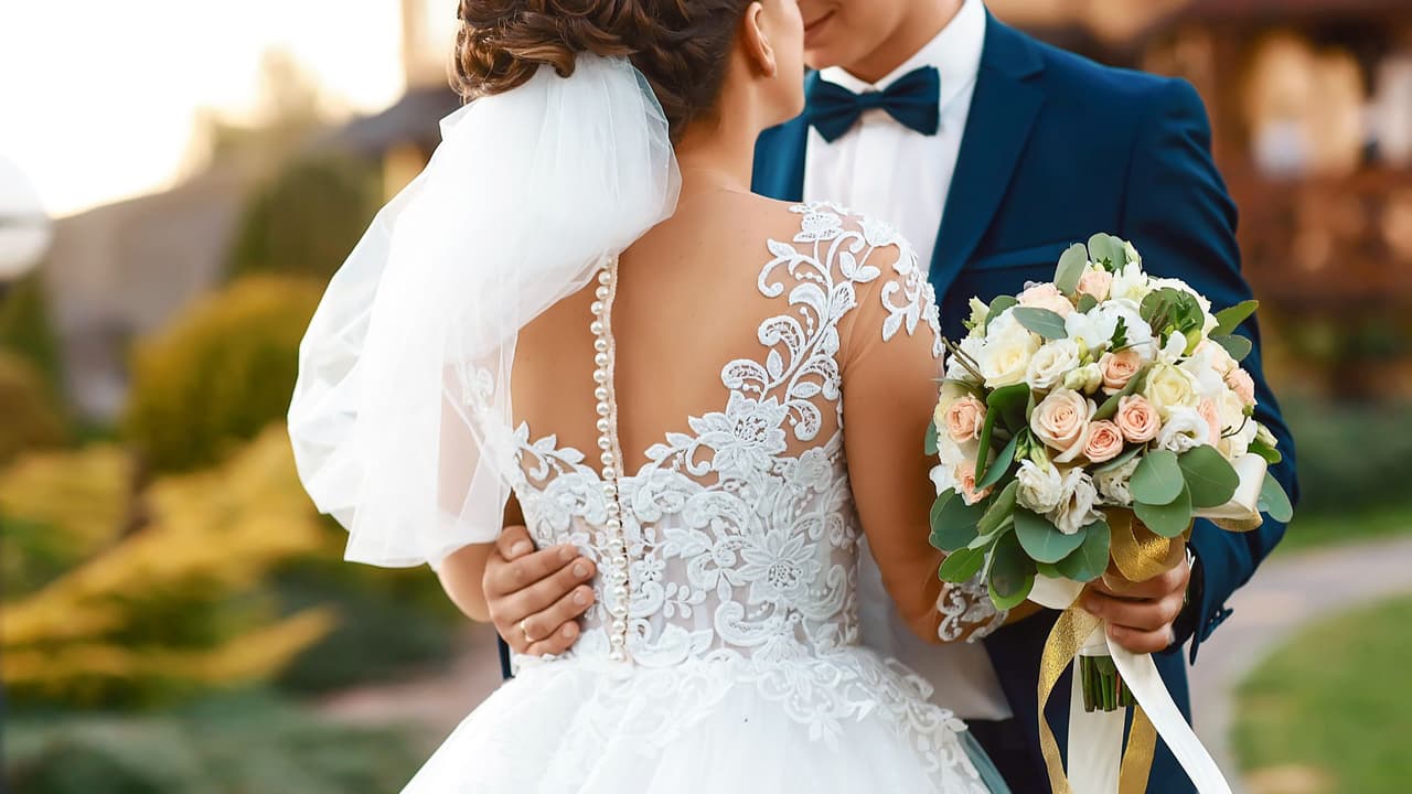 <h3 class="cms-H3-H3">Lo que dicen los números y lo que no dicen</h3> Las estadísticas describen tendencias, 
<b>no historias individuales. </b>
<br>No explican por qué una pareja supera una crisis ni por qué otra decide separarse. 
<br>Tampoco miden
<b> la calidad de una relación</b>. 
<br>❤️ Para quienes planean casarse, expertos coinciden en un punto práctico: 
<b>hablar antes de firmar sobre dinero, expectativas y manejo de conflictos reduce riesgos futuros.</b>
<br>💔 Para quienes enfrentan un divorcio, 
<b>informarse sobre costos, plazos y requisitos del condado es el primer paso para tomar decisiones con claridad. </b>
<br>En Texas, 
<b>el amor no viene con garantía de por vida ni con fecha de vencimiento.</b> 
<br>Lo que permanece constante es que 
<b>cada matrimonio comienza con una decisión y cada ruptura con otra. </b>
<br>👉🏻 Esa parte no la define la estadística, sino las personas.