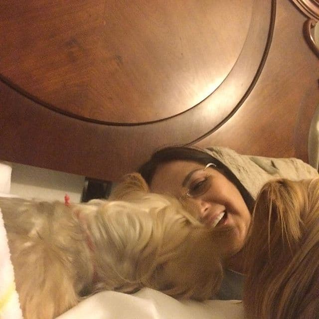 Una alegre amante de los canes es María Guadalupe Araújo Yong, mejor conocida como Ana Gabriel.