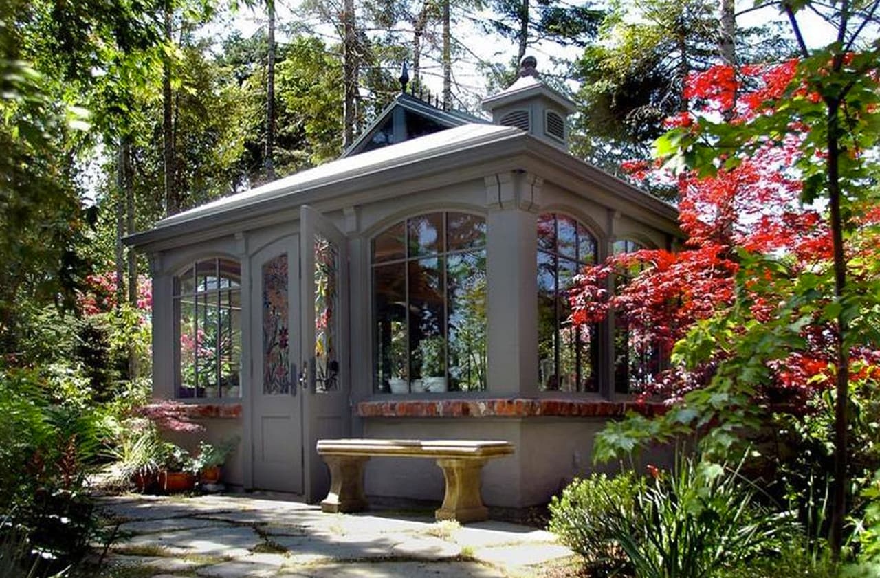 Además, tiene una cabaña de huéspedes de dos mil 349 pies cuadrados, con tres camas y dos baños.