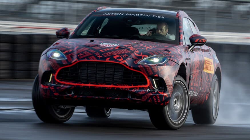 <b>Aston Martin DBX</b>
<br>
<br>Aston Martin es uno de los pocos fabricantes de autos de lujo sin una SUV o crossover en su portafolio. No obstante, la firma británica planea cambiar esta situación para 2020 con la muy anticipada DBX. De este vehículo no se sabe mucho, aunque se le ha visto camuflada en múltiples ocasiones mientras es puesta a prueba en el circuito de Nürburgring. Y en base a esto, de algo estamos seguros: es toda una bestia del asfalto.
<br>