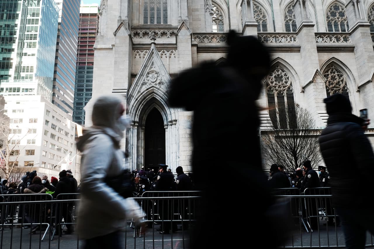 Este jueves, el ataúd con sus restos fue trasladado a media mañana hasta la histórica catedral San Patricio, en Manhattan.