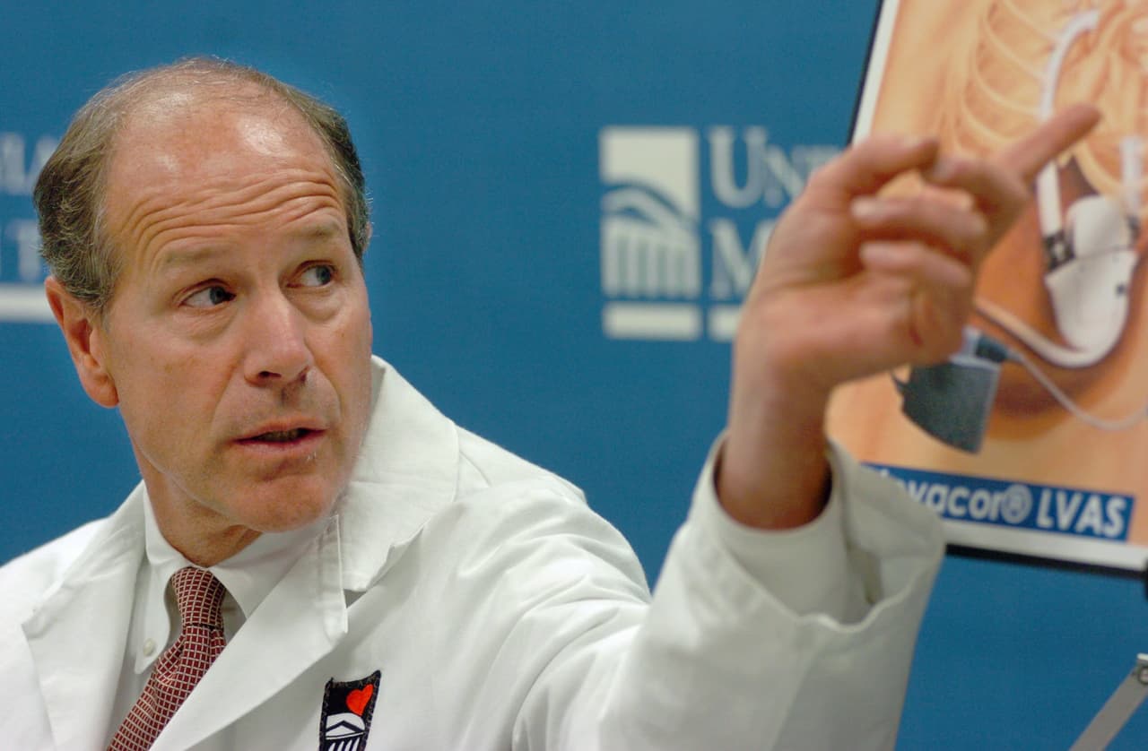 Este aparato se conecta a una o a las dos cavidades del corazón mediante cables y puede enviar un pulso o descarga eléctrica cuando el órgano late demasiado rápido.