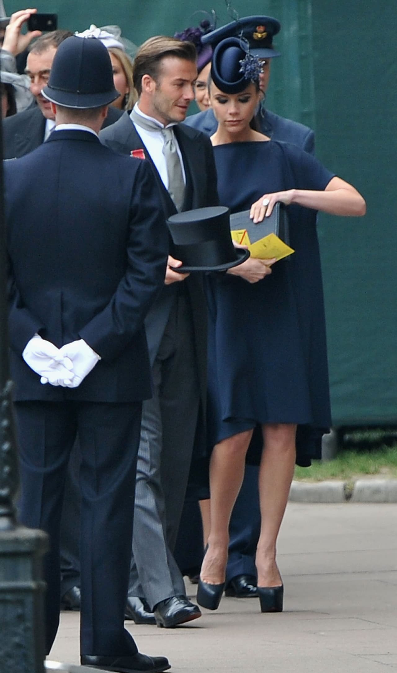 En tanto siete años atrás, para la boda de los duques de Cambridge el 29 de abril de 2011, Beckham lució
<b>también un vestido azul marino</b>, aunque con un corte mucho más amplio y asimétrico porque caía sobre su barriga de
<b>embarazo</b>. Entonces gestaba a Harper, la menor de sus cuatro hijos.