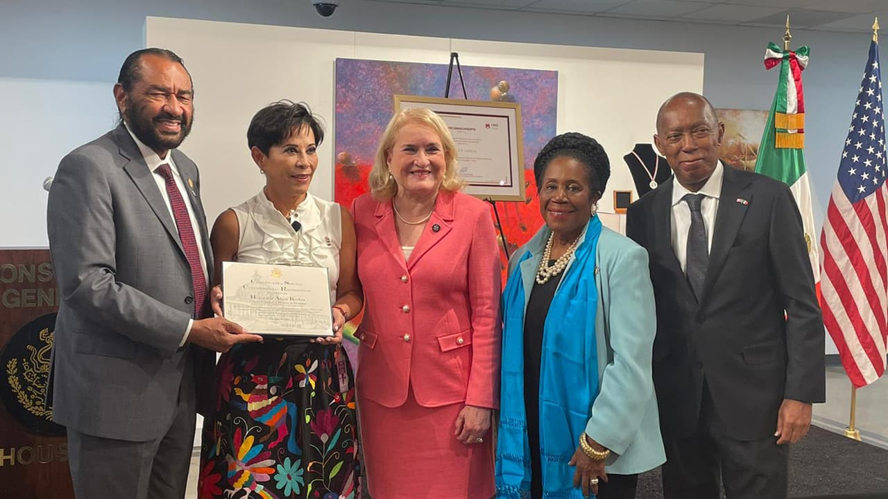 También estuvo presente el alcalde Sylvester Turner, entre otros invitados.