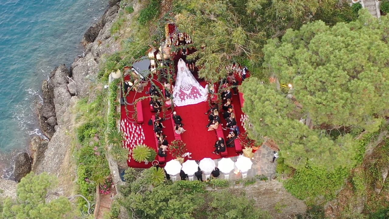El recinto está ubicado en Portofino, Italia. De acuerdo con su página oficial, el castillo se puede rentar entre abril y septiembre, los días viernes, sábado y domingo, por un costo que oscila entre los 4,216 dólares y los 5,720 dólares.