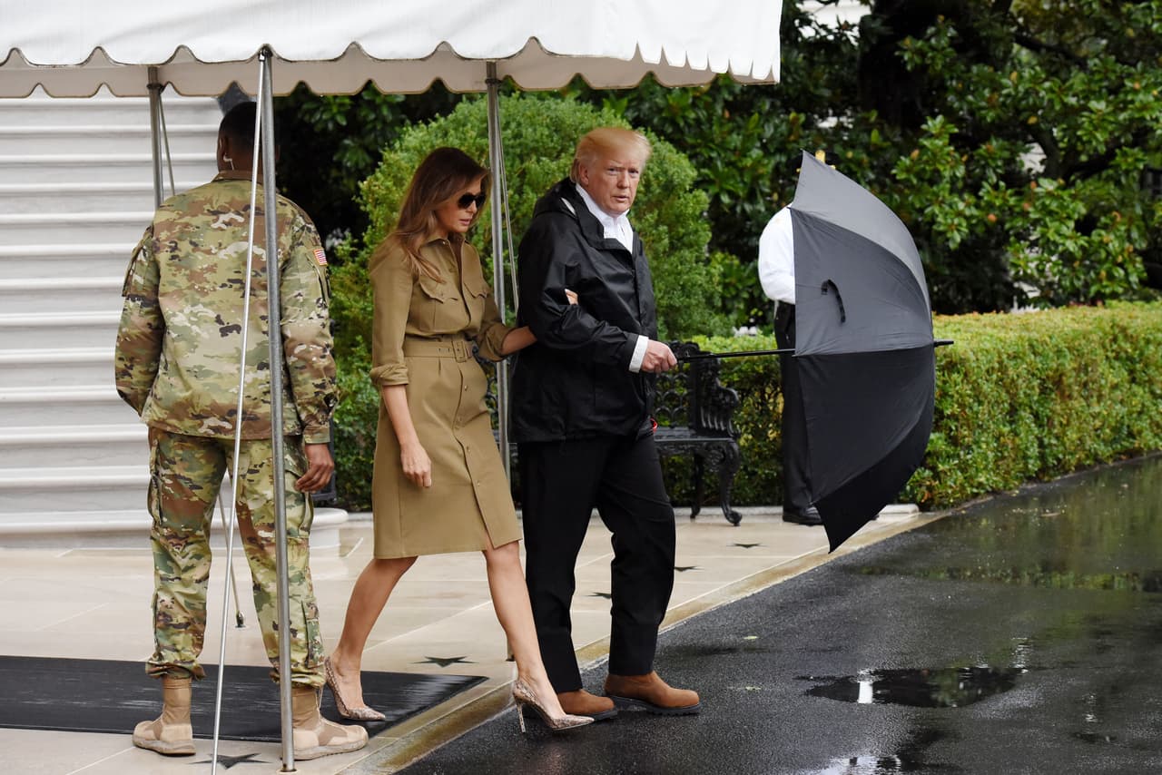 Estos son los tacones que llevaba Melania Trump antes de abordar el avión presidencial rumbo a Houston que generaron la indignación y las críticas de muchos después de que el martes pasado usara también unos zapatos de altísimos tacón muy inapropiados para afrontar una inundación.