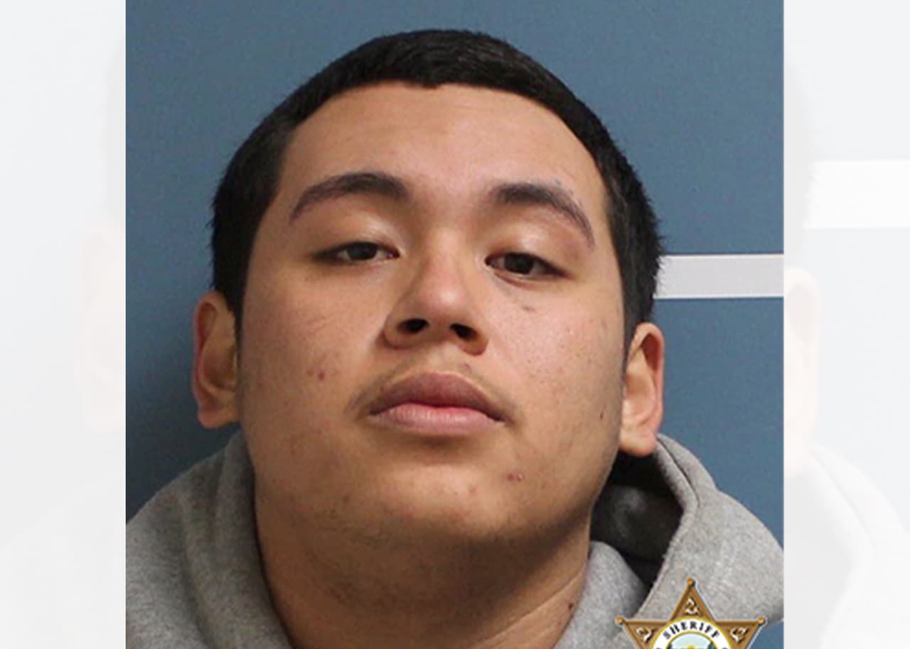 Jesús Rebolledo García tiene 21 años, es de Pixley y/o Earlimart, y es buscado por violar su libertad condicional, por intento de robo y por manejar bajo la influencia del alcohol.