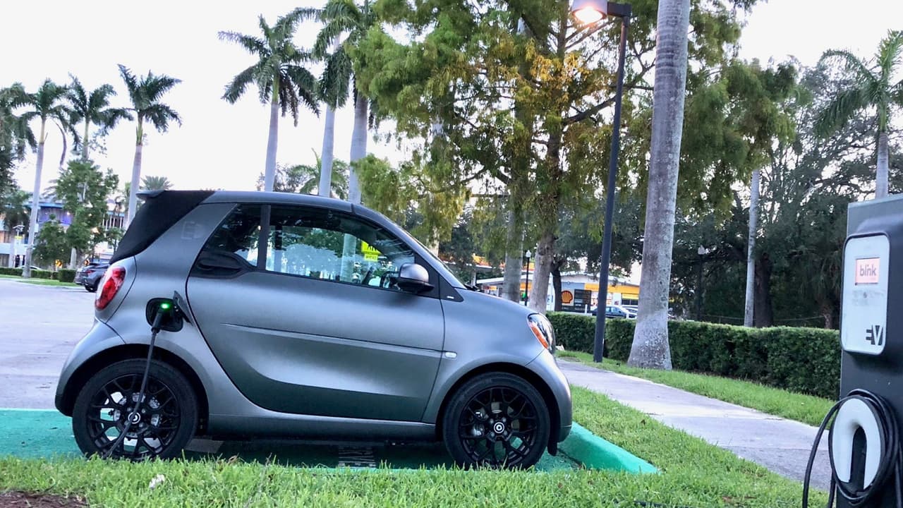 <h3 class="cms-h3-H3">Smart EQ fortwo </h3>
<br>El diminuto eléctrico de Daimler es por mucho el auto eléctrico más barato disponible en Estados Unidos, pero es también un vehículo estrictamente para la ciudad, que es mucho más apto para las estrechas calles de la vieja Europa que para las interestatales estadounidenses. Su diminuto tamaño y su autonomía restringida a solo 58 millas por carga hacen que cada viaje en autopista sea una aventura.
<br>
<br>Precio inicial: 23,900 dólares
<br>
<b>Precio inicial manos el incentivo fiscal: 16,400 dólares </b>