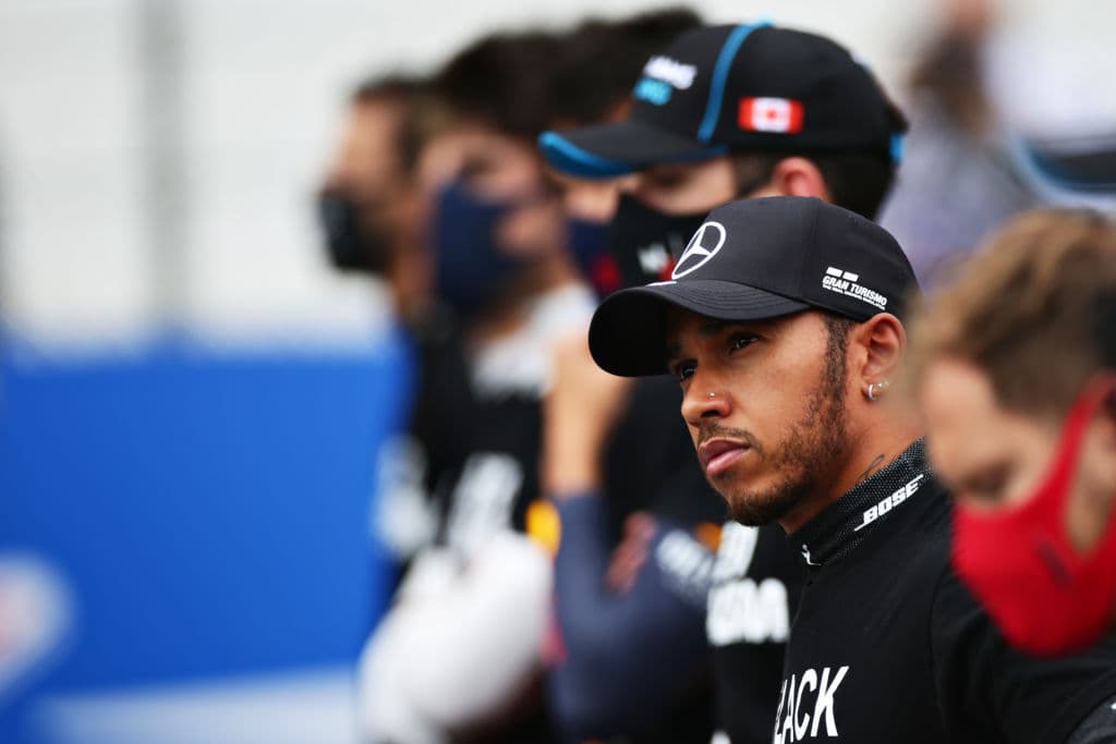 Lewis Hamilton lo hace de nuevo y rompe récord mundial con 92 carreras ganadas en la Formula 1. Se le unen al podio Valtieri Bottas y Max Verstappen. Muy buenas carreras de Charles Leclerc y del mexicano Sergio Pérez, pero la lluvia fue factor importante en este Gran Premio de Portugal.