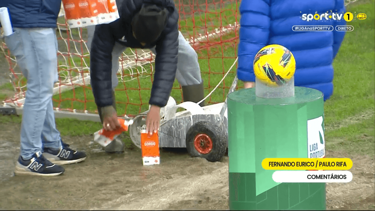 Cartones de leche salvan partido en la segunda división de Portugal