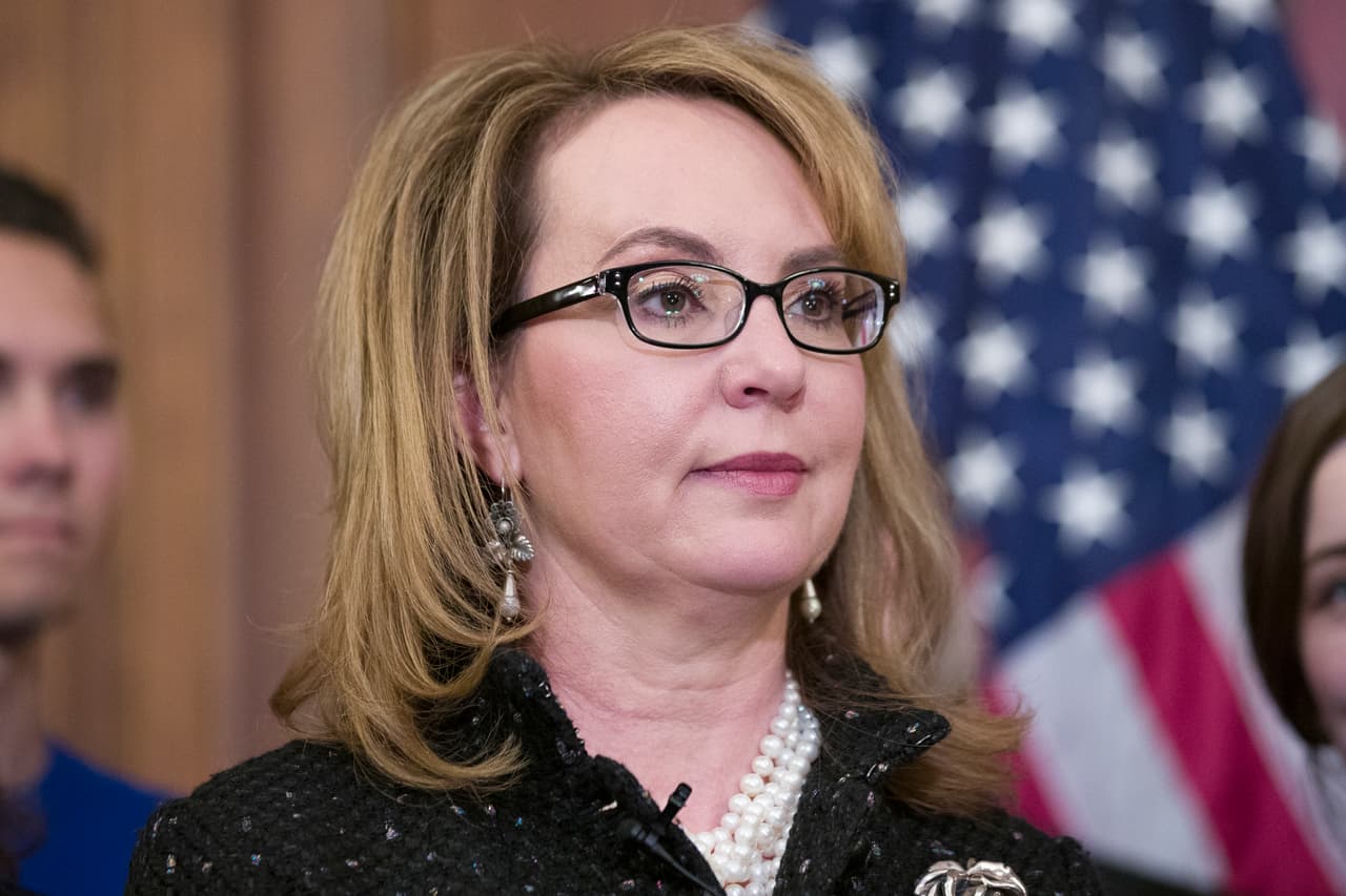 <b>Gabrielle Giffords</b>
<br>
<br>La excongresista Gabby Giffords fue la mujer más joven elegida para el Senado del estado de Arizona, habiendo trabajado primero en la legislatura de Arizona y luego en el Congreso de Estados Unidos, en Washington DC. Es además una 
<a href="https://www.univision.com/temas/control-de-armas">sobreviviente de la violencia armada</a> y cofundó Giffords, una organización sin fines de lucro dedicada a la prevención de la violencia armada.