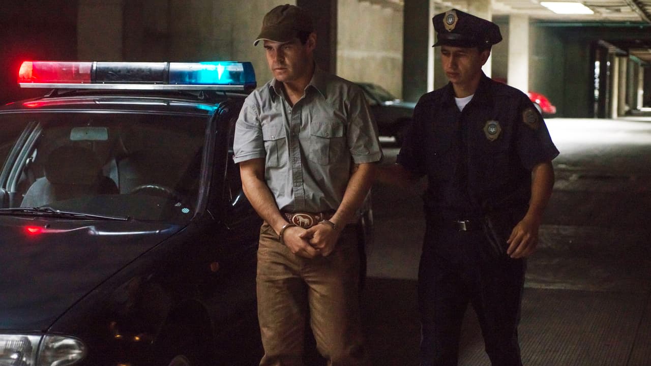 'El Chapo' changed his identity shaving his mustache and changing his name to Jorge Ramos to get out of the country and be able to cross the border. Two million dollars opened the doors to freedom and the possibility of setting up his operations center in Guatemala.