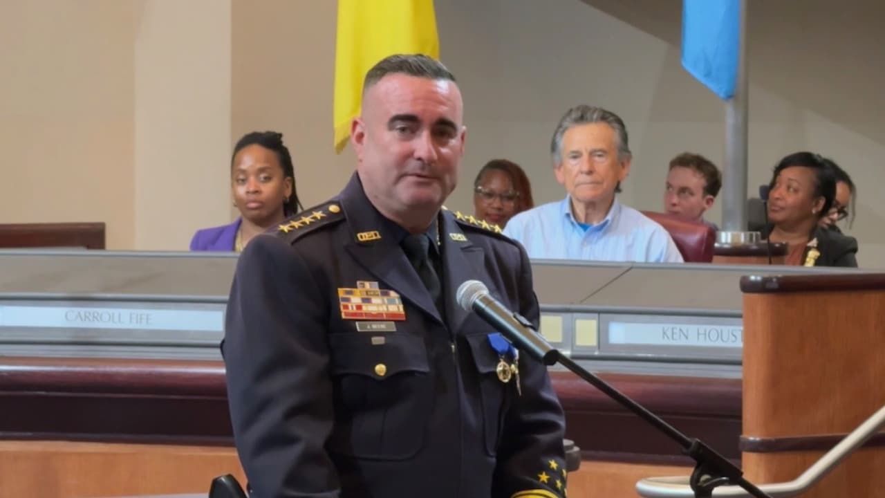 Juramentan a James Beere como nuevo jefe de policía de Oakland