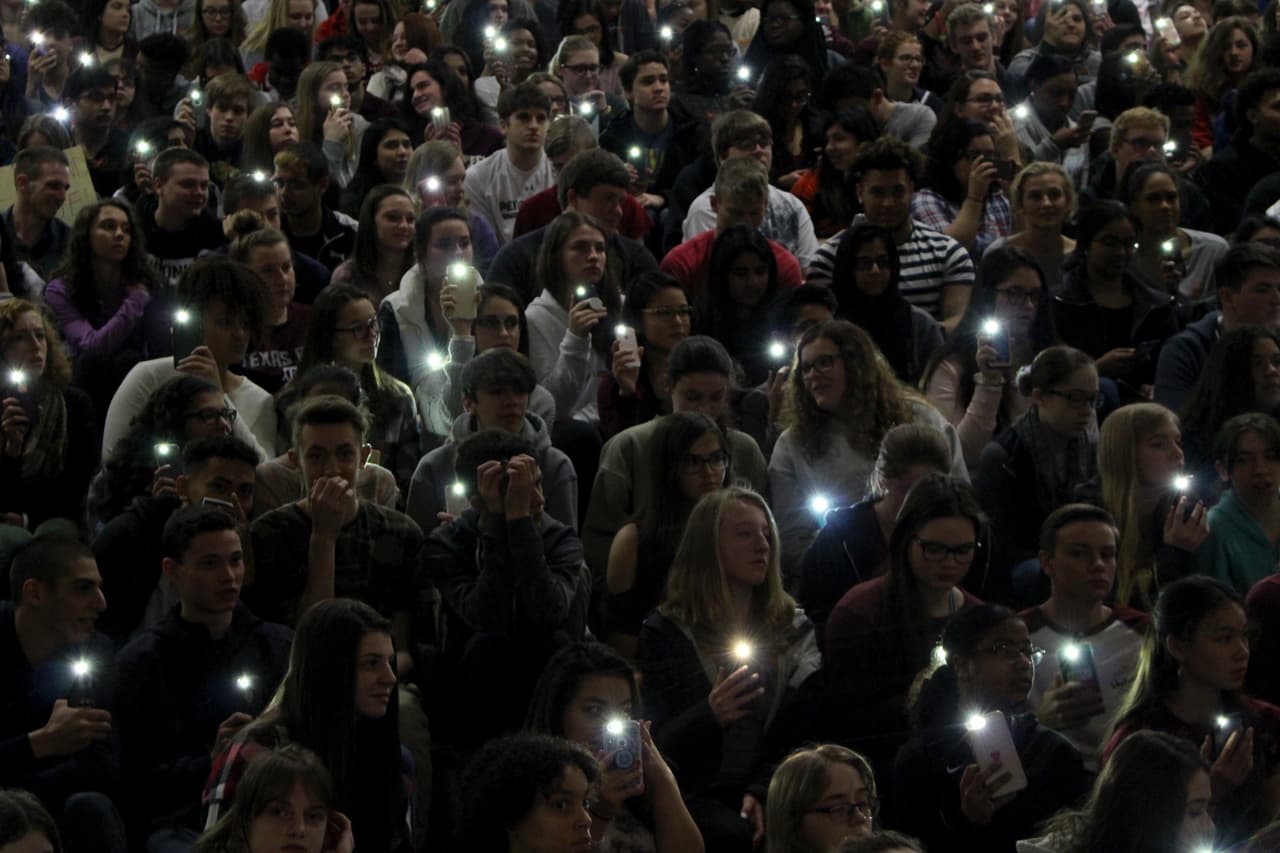 Allentown, Pensilvania. Los estudiantes de la secundaria Parkland protestaron con la luz de sus teléfonos encendidas..