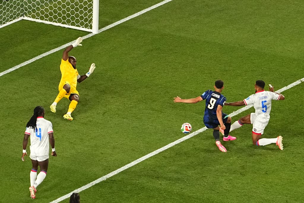El brasileño Matheus Cunha (9) marca el primer gol ante el portero de Haití, Johny Placide (1).