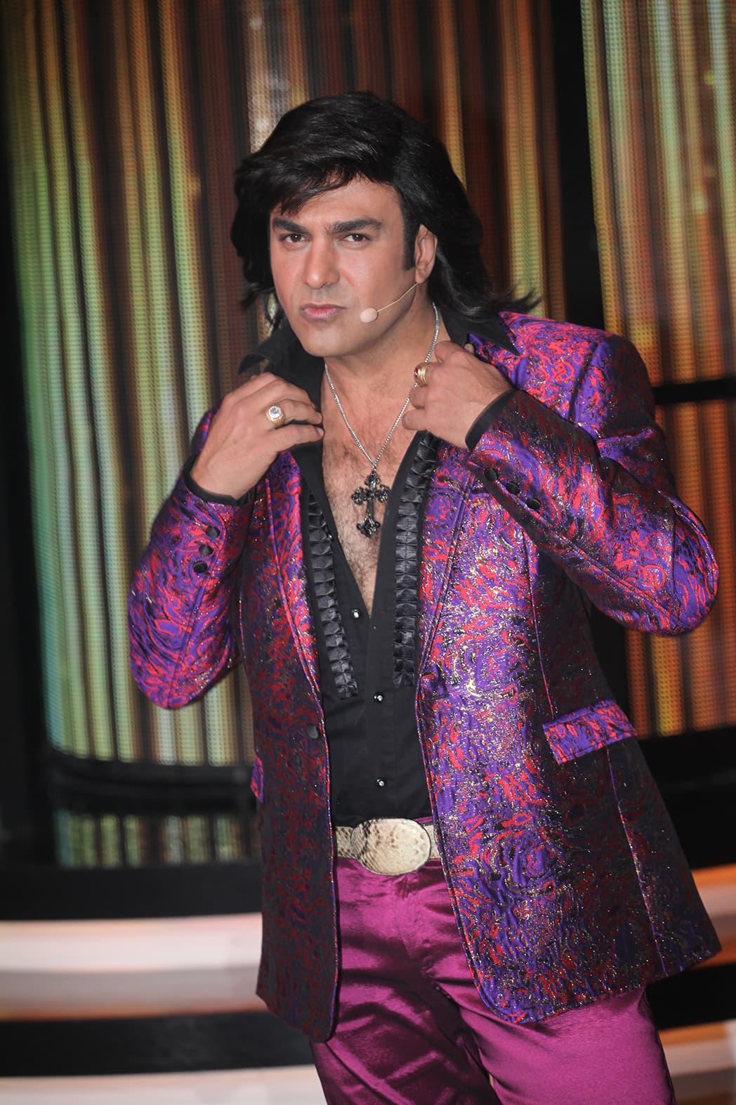 Albertano no se desprendió de su inseparable cadena con cruz, también incluyó en su look un cinturón de hebilla dorada.