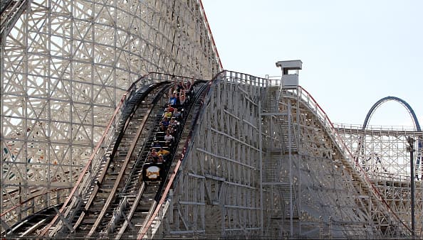 Toda persona mayor de 2 años deberá usar mascarillas durante todo el día. Podrán obtenerlas en la entrada de los parques. "Nos adaptaremos caso a caso para personas con discapacidades, problemas de salud, creencias religiosas u otras circunstancias que a criterio de Six Flags justifiquen una modificación de este requisito de máscara facial", indica el comunicado.
