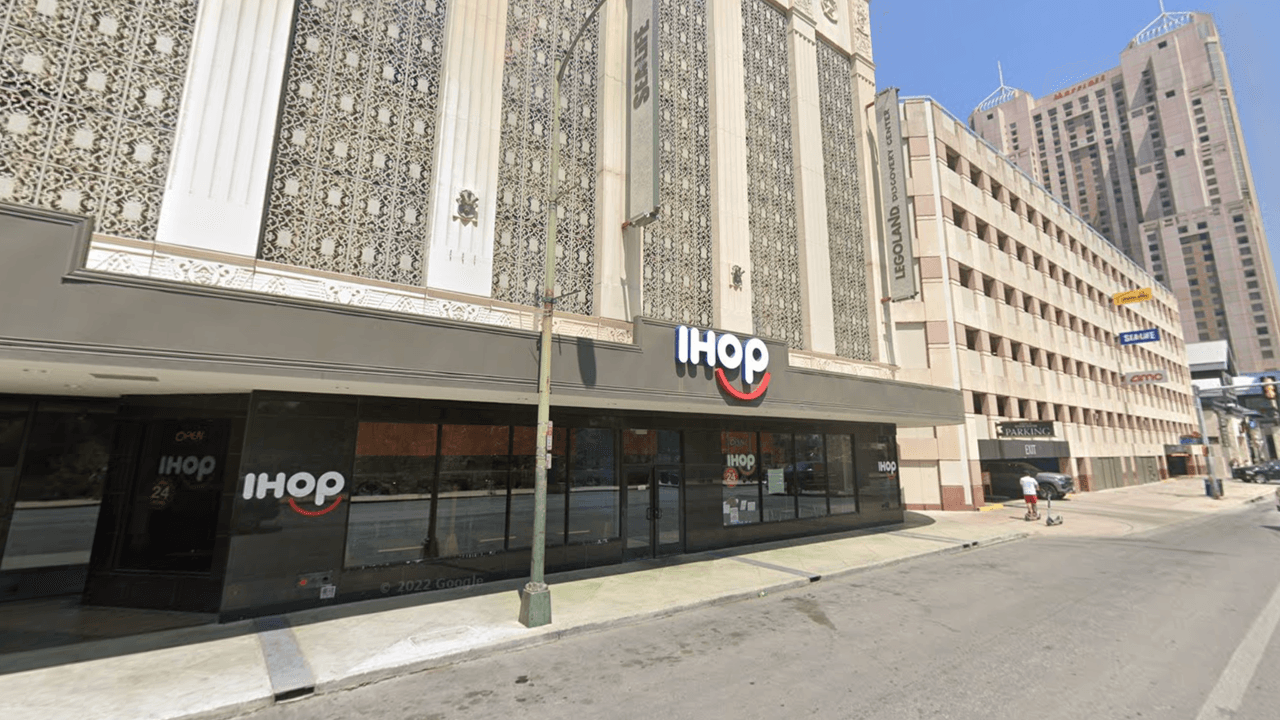 Hombre hispano recibe balazos frente a un IHOP de San Antonio