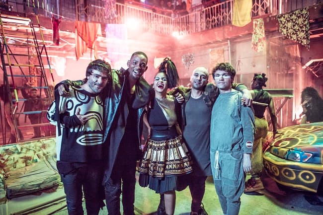 Will Smith se une a Bomba Estéreo en el escenario de los Latin Grammys