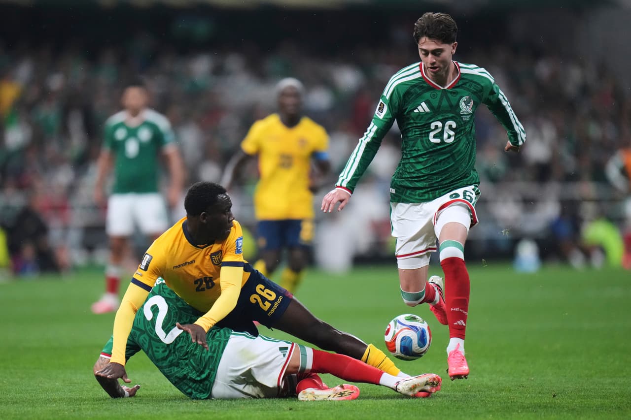 El mexicano Brian Gutiérrez (26), a la derecha, disputa el balón con el ecuatoriano Yaimar Medina (26) durante el partido de dieciseisavos de final de la Copa del Mundo entre México y Ecuador en Ciudad de México, el martes 30 de junio de 2026.